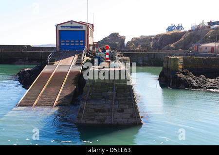 Vue horizontale de St Abbs Harbour avec poste de recherche et sauvetage. Banque D'Images