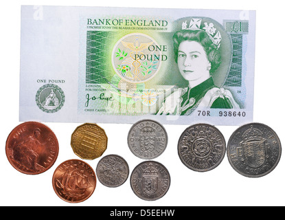 Avant la virgule de monnaie et billets de 1 livre, UK, sur fond blanc Banque D'Images