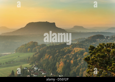 Vue de la Montagne de la table Lilienstein dans le parc national Suisse Saxonne, près de Dresde, Saxe, Allemagne, Europe Banque D'Images