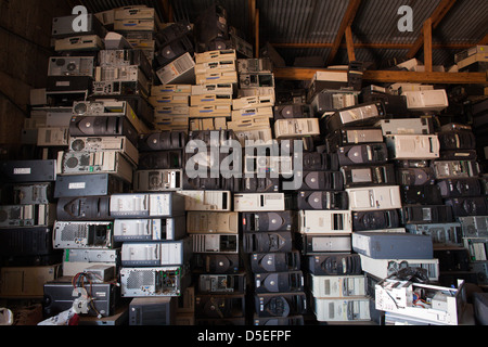 Les disques durs des ordinateurs empilées dans un entrepôt à Accra, Ghana. Banque D'Images