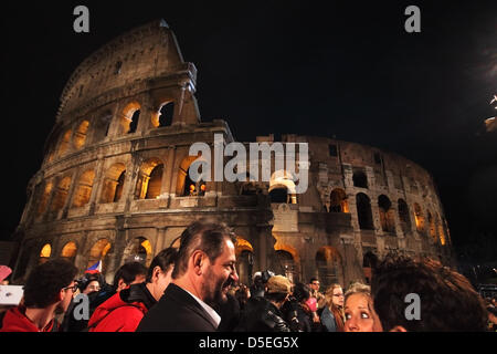 29 mars 2013, Colisée Square, Rome : personnes en attente pour le chemin de croix présidé par le Pape François I autour du Colisée, le Vendredi saint. Banque D'Images