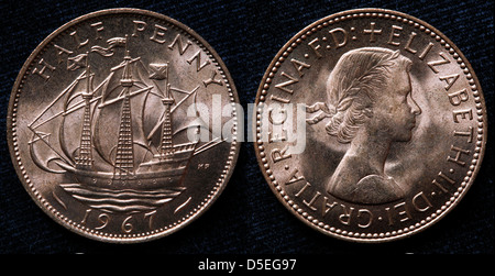 Pièce demi-penny, La Reine Elizabeth II, Golden Hind de bateau, UK, 1967 Banque D'Images