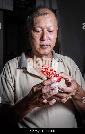 Artisan Fabrication de chaussures pour les 'pieds' lié, Melaka, Malaisie, Asie Banque D'Images