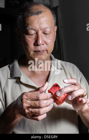 Artisan Fabrication de chaussures pour les 'pieds' lié, Melaka, Malaisie, Asie Banque D'Images