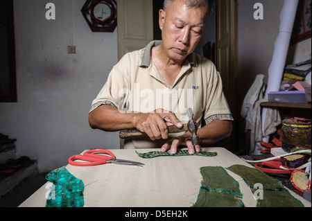 Artisan Fabrication de chaussures pour les 'pieds' lié, Melaka, Malaisie, Asie Banque D'Images