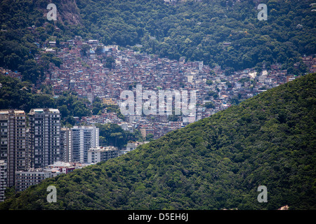 Rocinha la plus grande favela du Brésil situé à Rio de Janeiro contre high class district de Sao Conrado Banque D'Images