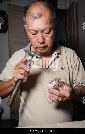 Artisan Fabrication de chaussures pour les 'pieds' lié, Melaka, Malaisie, Asie Banque D'Images