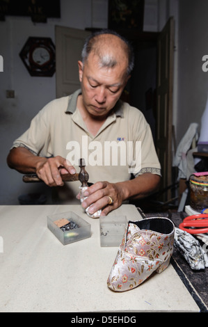 Artisan Fabrication de chaussures pour les 'pieds' lié, Melaka, Malaisie, Asie Banque D'Images