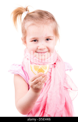 Petite fille malade avec la varicelle citron manger isolated on white Banque D'Images