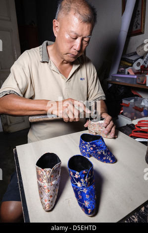 Artisan Fabrication de chaussures pour les 'pieds' lié, Melaka, Malaisie, Asie Banque D'Images