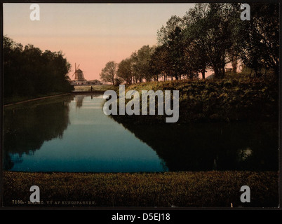 Une vue colorisée de Kungsparken, un parc à Malmö, Suède. Cette photo, prise à l'origine par Detroit Publishing Co., montre une scène de coucher de soleil avec un moulin à vent et des éléments pittoresques du parc, reflétant les caractéristiques typiques du paysage scandinave. Banque D'Images