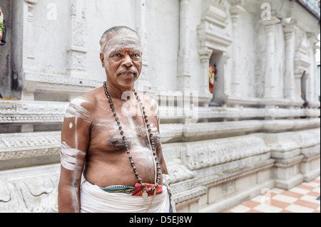 Portrait d'un prêtre hindou Sri Veeramakaliamman temple intérieur, de Singapour, de l'Asie Banque D'Images