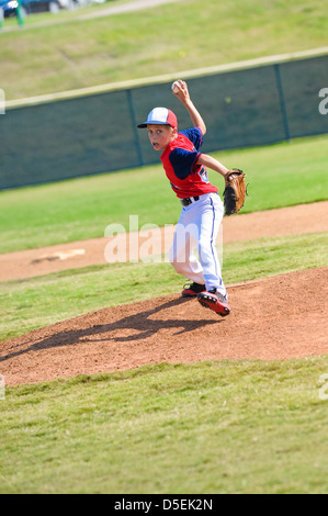 La petite ligue de baseball pitcher lancer la balle. Banque D'Images