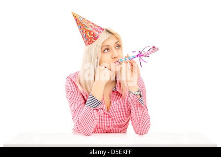 Ennuyer anniversaire femme posant isolé sur fond blanc Banque D'Images