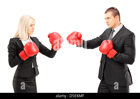 Les jeunes entrepreneurs avec des gants de boxe d'avoir un combat contre isolé sur fond blanc Banque D'Images