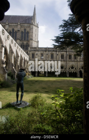 La cathédrale de Salisbury - vue sur le Cloître médiéval 'Garth' avec l'art moderne sculpture en premier plan Banque D'Images