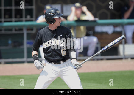Atlanta, Georgia, USA. 30 mars, 2013. Le Georgia Tech Yellow Jackets concluait une série 3-jeu avec un en-tête double à l'encontre de la Wake Forest Demon diacres à Russ Chandler Stadium à Atlanta en Géorgie. Service Forest catcher Brett Armor (6) à la plaque. Georgia Tech a remporté un match 8-1. Banque D'Images