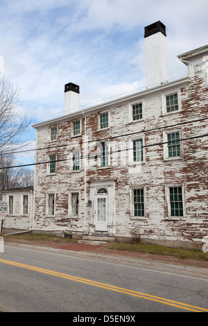 Peeling peinture blanche sur le côté de l'ancienne chambre lambrissée de bois appelé la Maison Nickells-Sortwell à Wiscasset, Maine, USA Banque D'Images