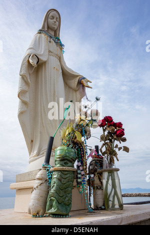 Statue de la Vierge Marie protège les marins en utilisant le port de Santa Maria di Castellabate dans Campagna, Italie Banque D'Images