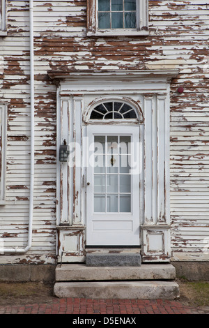 Peeling peinture blanche sur le côté de l'ancienne chambre lambrissée de bois appelé la Maison Nickells-Sortwell à Wiscasset, Maine, USA Banque D'Images