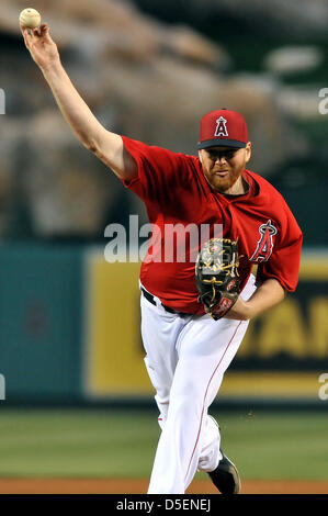 Anaheim, Californie, USA. 30 mars, 2013. Angels' Tommy Hanson # 48 emplacements durant la pré-saison principal Ligue base-ball match entre les Dodgers de Los Angeles et l'Los Angeles Angels of Anaheim au Angel Stadium à Anaheim, en Californie. Josh Thompson/Cal Sport Media Banque D'Images