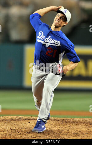 Anaheim, Californie, USA. 30 mars, 2013. Zack Greinke des Dodgers # 21 emplacements durant la pré-saison principal Ligue base-ball match entre les Dodgers de Los Angeles et l'Los Angeles Angels of Anaheim au Angel Stadium à Anaheim, en Californie. Josh Thompson/Cal Sport Media Banque D'Images