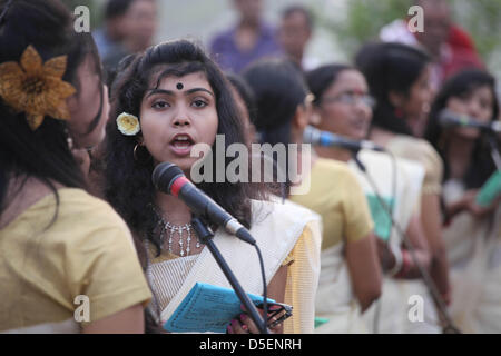 Dhaka, Bangladesh, 31 mars 2013 ; des milliers de chrétiens, y compris de nombreux catholiques priaient et chantaient ensemble à un service de prière œcuménique Easter Sunrise en face de l'édifice du parlement national du Bangladesh à Dhaka tôt le matin du dimanche de Pâques. Christian filles chanter et vague drapeaux colorés comme un signe d'harmonie et de solidarité pendant l'événement. Banque D'Images