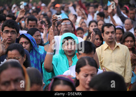 Dhaka, Bangladesh, 31 mars 2013 ; des milliers de chrétiens, y compris de nombreux catholiques priaient et chantaient ensemble à un service de prière œcuménique Easter Sunrise en face de l'édifice du parlement national du Bangladesh à Dhaka tôt le matin du dimanche de Pâques. Banque D'Images