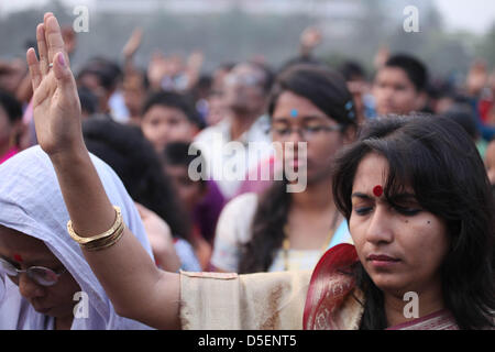 Dhaka, Bangladesh, 31 mars 2013 ; des milliers de chrétiens, y compris de nombreux catholiques priaient et chantaient ensemble à un service de prière œcuménique Easter Sunrise en face de l'édifice du parlement national du Bangladesh à Dhaka tôt le matin du dimanche de Pâques. Banque D'Images