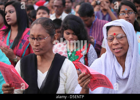 Dhaka, Bangladesh, 31 mars 2013 ; des milliers de chrétiens, y compris de nombreux catholiques priaient et chantaient ensemble à un service de prière œcuménique Easter Sunrise en face de l'édifice du parlement national du Bangladesh à Dhaka tôt le matin du dimanche de Pâques. Banque D'Images