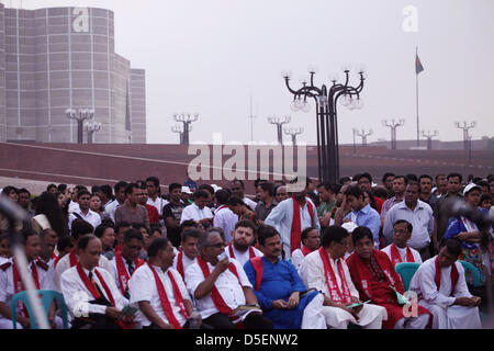 Dhaka, Bangladesh, 31 mars 2013 ; des milliers de chrétiens, y compris de nombreux catholiques priaient et chantaient ensemble à un service de prière œcuménique Easter Sunrise en face de l'édifice du parlement national du Bangladesh à Dhaka tôt le matin du dimanche de Pâques. Banque D'Images