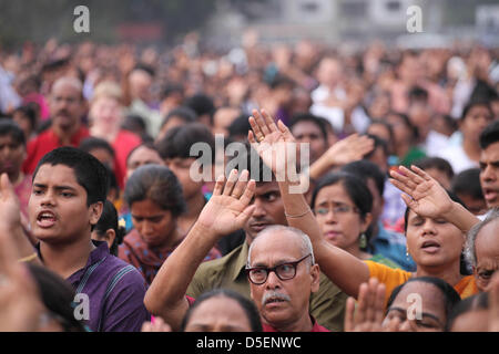 Dhaka, Bangladesh, 31 mars 2013 ; des milliers de chrétiens, y compris de nombreux catholiques priaient et chantaient ensemble à un service de prière œcuménique Easter Sunrise en face de l'édifice du parlement national du Bangladesh à Dhaka tôt le matin du dimanche de Pâques. Banque D'Images