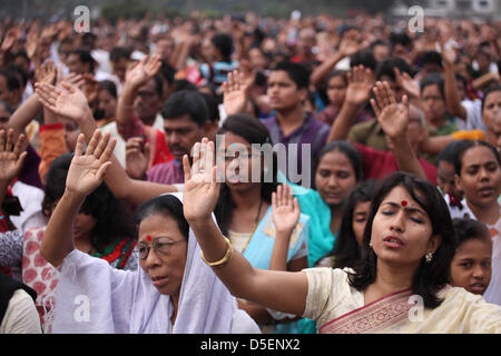 Dhaka, Bangladesh, 31 mars 2013 ; des milliers de chrétiens, y compris de nombreux catholiques priaient et chantaient ensemble à un service de prière œcuménique Easter Sunrise en face de l'édifice du parlement national du Bangladesh à Dhaka tôt le matin du dimanche de Pâques. Banque D'Images