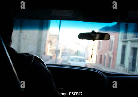 À travers le pare-brise d'une voiture roulant dans les rues de Oaxaca en début de matinée. Banque D'Images