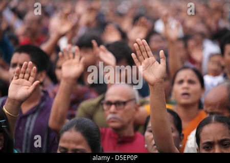 Dhaka, Bangladesh, 31 mars 2013 ; des milliers de chrétiens, y compris de nombreux catholiques priaient et chantaient ensemble à un service de prière œcuménique Easter Sunrise en face de l'édifice du parlement national du Bangladesh à Dhaka tôt le matin du dimanche de Pâques. Banque D'Images