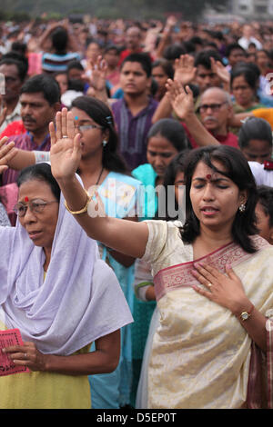 Dhaka, Bangladesh, 31 mars 2013 ; des milliers de chrétiens, y compris de nombreux catholiques priaient et chantaient ensemble à un service de prière œcuménique Easter Sunrise en face de l'édifice du parlement national du Bangladesh à Dhaka tôt le matin du dimanche de Pâques. Banque D'Images