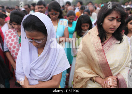 Dhaka, Bangladesh, 31 mars 2013 ; des milliers de chrétiens, y compris de nombreux catholiques priaient et chantaient ensemble à un service de prière œcuménique Easter Sunrise en face de l'édifice du parlement national du Bangladesh à Dhaka tôt le matin du dimanche de Pâques. Banque D'Images