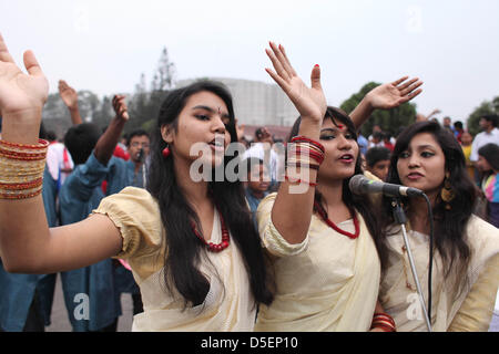 Dhaka, Bangladesh, 31 mars 2013 ; des milliers de chrétiens, y compris de nombreux catholiques priaient et chantaient ensemble à un service de prière œcuménique Easter Sunrise en face de l'édifice du parlement national du Bangladesh à Dhaka tôt le matin du dimanche de Pâques. Christian Boys & Girls chantent et agitent des drapeaux colorés comme un signe d'harmonie et de solidarité pendant l'événement. Banque D'Images