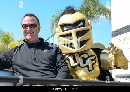 30 mars 2013 : Knightro pose avec un ventilateur UCF avant le début de la C-USA NCAA Baseball jeu 3 action entre le Departement de l'Aigle royal et de l'UCF Knights. Departement UCF défait 4-3 au Jay Bergman Domaine d'Orlando, Floride Banque D'Images