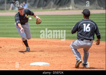 30 mars 2013 : Le sud de Mlle inf Travis Creel (17) lance le ballon au Departement inf Isaac Rodriguez (16) sur un double jeu pendant C-USA NCAA Baseball jeu 3 action entre le Departement de l'Aigle royal et de l'UCF Knights. Departement UCF défait 4-3 au Jay Bergman Domaine d'Orlando, Floride Banque D'Images