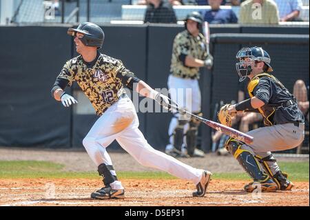 30 mars 2013 : le centre de la Floride d'Erik Hempe (12) à la batte lors de C-USA NCAA Baseball jeu 3 action entre le Departement de l'Aigle royal et de l'UCF Knights. Departement UCF défait 4-3 au Jay Bergman Domaine d'Orlando, Floride Banque D'Images