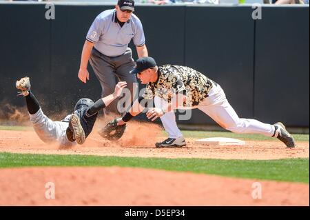 30 mars 2013 : Le sud de Mlle inf Michael Sterling (15) est interdit d'essayer de revenir au premier par le Centre de la Floride si/de James Vasquez (13) au cours de C-USA NCAA Baseball jeu 3 action entre le Departement de l'Aigle royal et de l'UCF Knights. Departement UCF défait 4-3 au Jay Bergman Domaine d'Orlando, Floride Banque D'Images