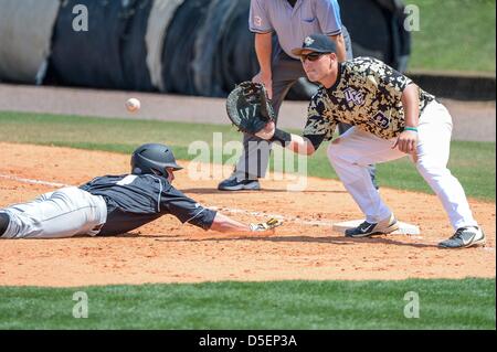 30 mars 2013 : Le sud de Mlle inf Breck Kline (4) ne pas battre le jeter au centre de la Floride si/de James Vasquez (13) au 1er au cours de base C-USA NCAA Baseball jeu 3 action entre le Departement de l'Aigle royal et de l'UCF Knights. Departement UCF défait 4-3 au Jay Bergman Domaine d'Orlando, Floride Banque D'Images