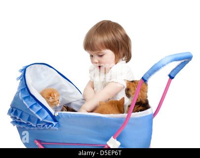 Fille avec poussette et les chatons à l'intérieur Banque D'Images