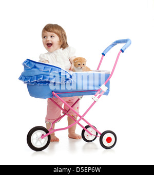 Happy girl with baby carriage et chaton à l'intérieur Banque D'Images