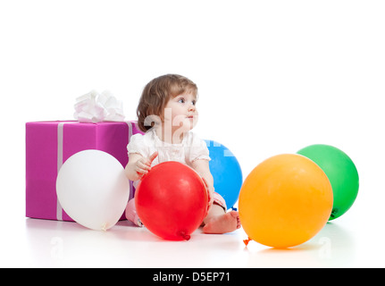 Fille avec des ballons colorés et de cadeaux. Isolé sur blanc. Banque D'Images
