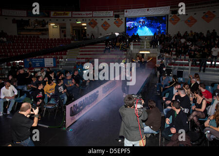 ROME, ITALIE - 30 mars : au Palais des Sports dans la Viale Tiziano phénomènes de Mixed Martial Arts fighted dans la cage" à l'adrénaline pure donnant les téléspectateurs. Le caractère spectaculaire de cet événement réside dans la combinaison de différentes disciplines qui se rejoignent en un seul match, qui a lieu à l'intérieur d'une cage de 9 mètres. Rien n'est interdit. Était de loin le plus intéressant de montrer sur la scène nationale. Mis en évidence très l'adéquation entre le Brésilien Fabricio Nascimento contre Marco Santi a terminé avec la victoire de Marco Santi - 30 mars 2013 à Rome. Banque D'Images