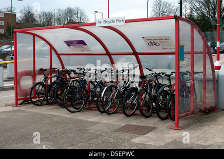 Parc à vélos de la gare de Coventry, Royaume-Uni Banque D'Images