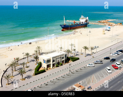 Plage et Route de la Corniche d'Ajman, Émirats Arabes Unis Banque D'Images