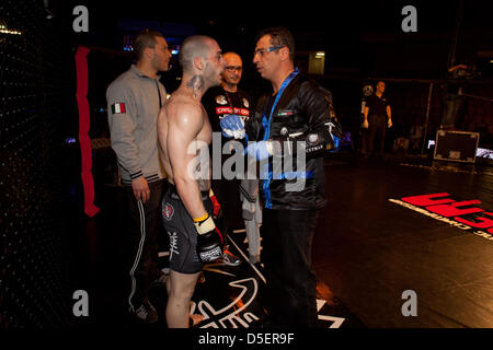 ROME, ITALIE - 30 mars : au Palais des Sports dans la Viale Tiziano phénomènes de Mixed Martial Arts fighted dans la cage" à l'adrénaline pure donnant les téléspectateurs. Le caractère spectaculaire de cet événement réside dans la combinaison de différentes disciplines qui se rejoignent en un seul match, qui a lieu à l'intérieur d'une cage de 9 mètres. Rien n'est interdit. Était de loin le plus intéressant de montrer sur la scène nationale. Mis en évidence très l'adéquation entre le Brésilien Fabricio Nascimento contre Marco Santi a terminé avec la victoire de Marco Santi - 30 mars 2013 à Rome. Banque D'Images